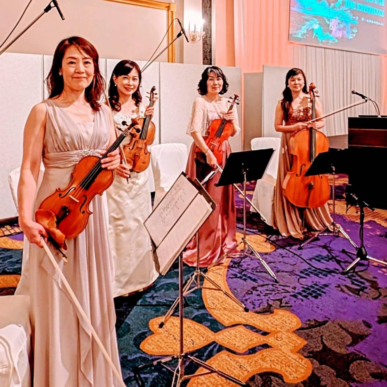 企業パーティーでの生演奏によるウェルカム演出