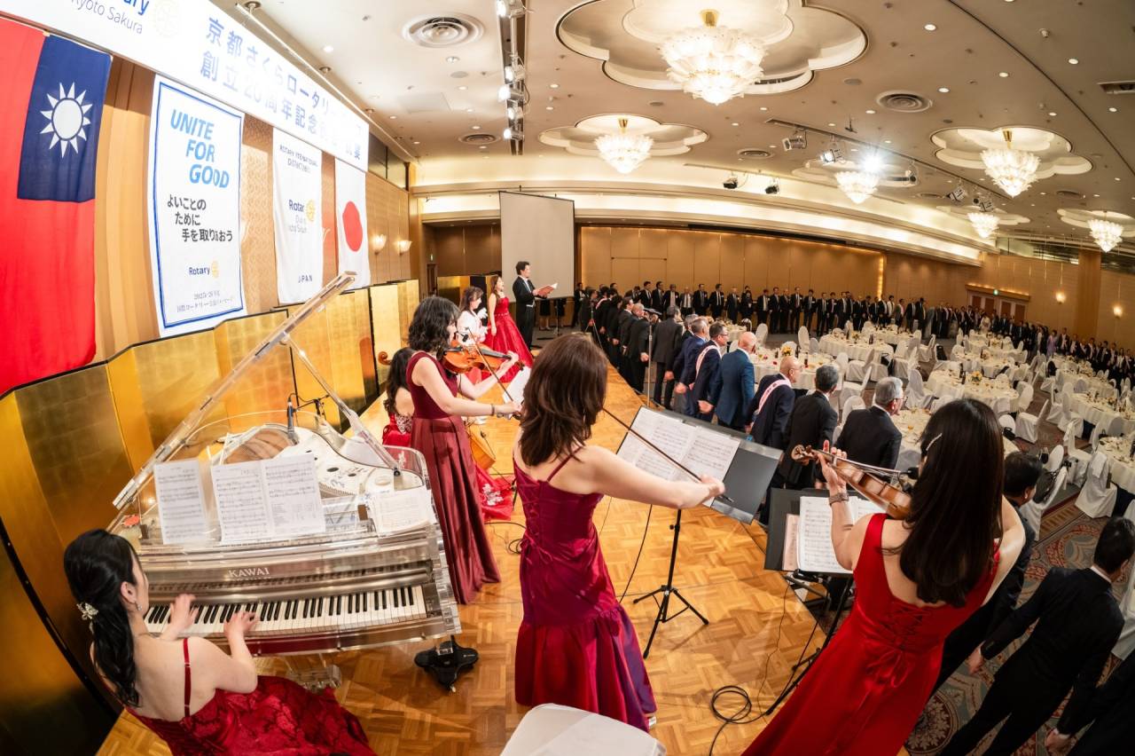 ロータリーソング手に手つないでを全演奏家で生演奏している様子