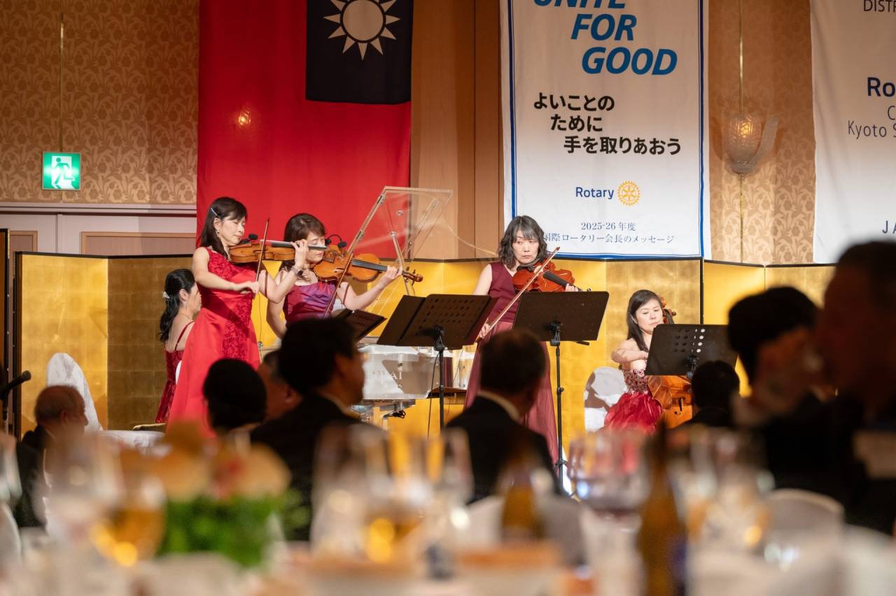 ピアノ五重奏でカヴァレリア・ルスティカーナ間奏曲を演奏している様子