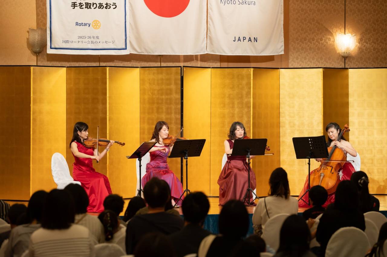 子どもたちが弦楽四重奏を聴いている様子