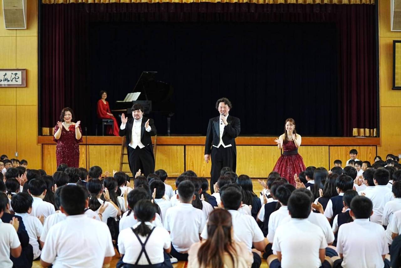広島市立亀山小学校での参加型オペラ公演の様子