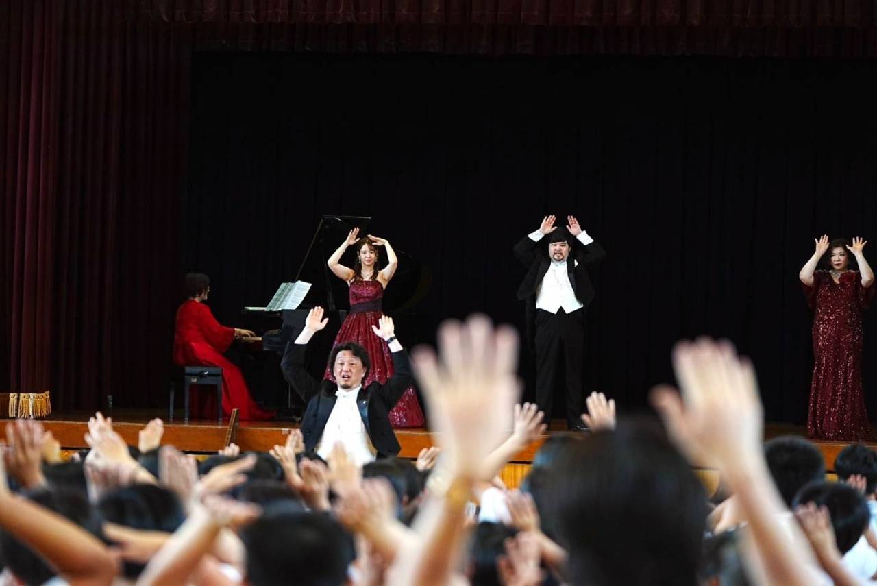 体育館で子どもたちに音楽を届ける芸術鑑賞会の様子