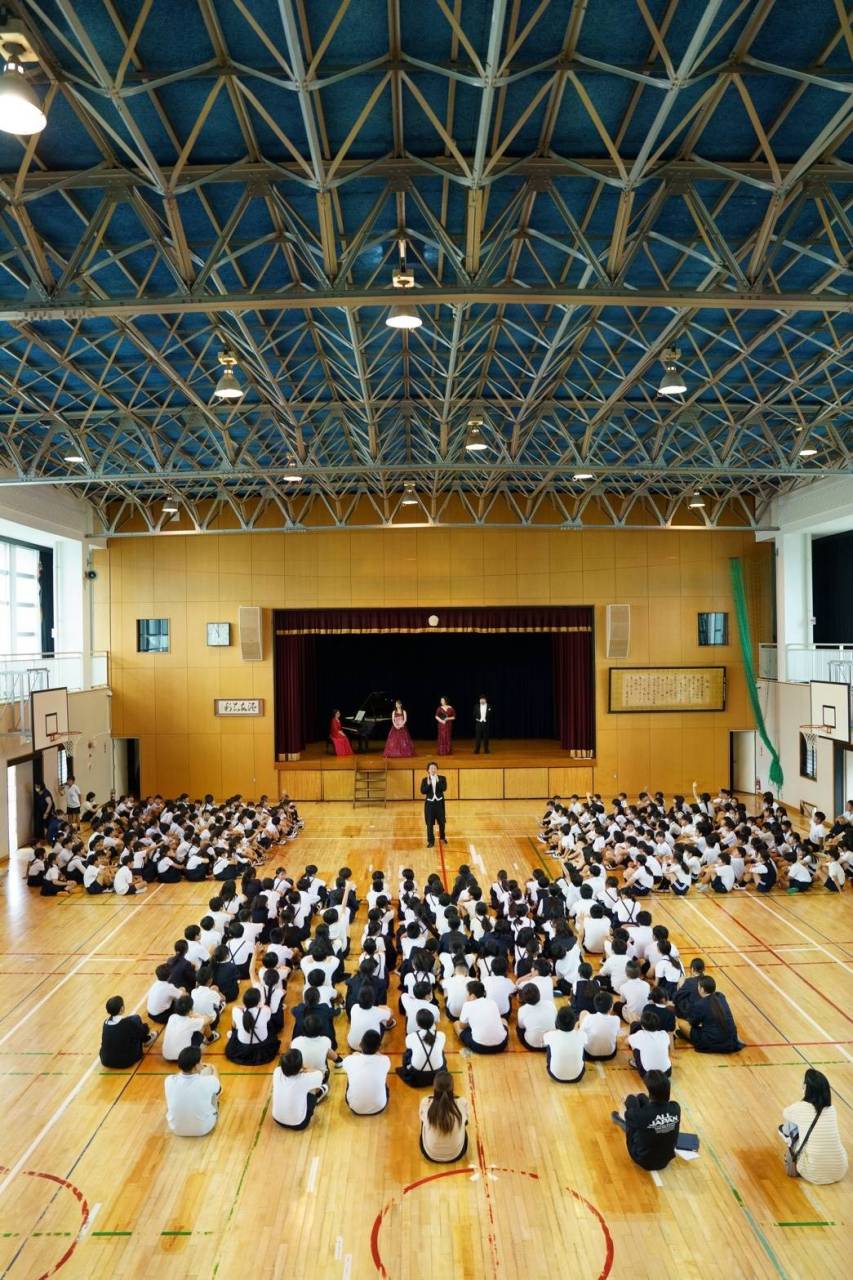 広島市立亀山小学校の体育館で実施した芸術鑑賞会の様子